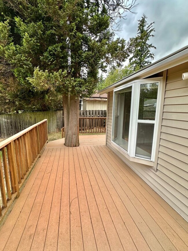 Building Photo - Charming 2-Bedroom, 2- bathroom Home with Bonus Space & Prime Shoreline Location