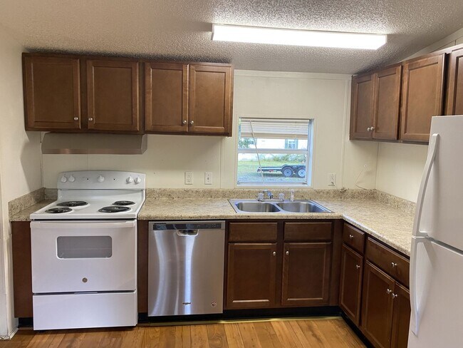 Building Photo - Mobile Home For Rent in Crawfordville