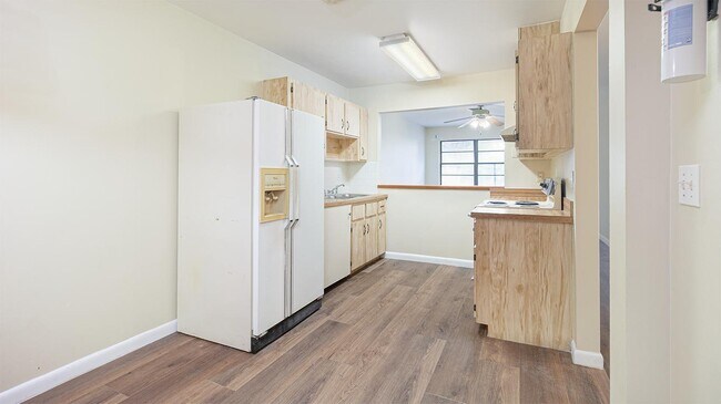 Building Photo - 604 Roselyn Ave