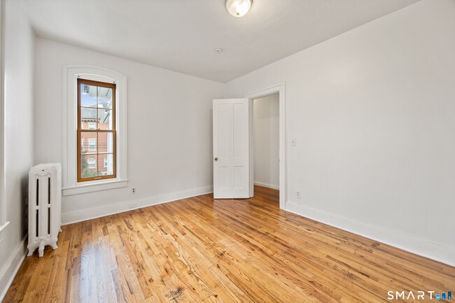 Building Photo - 226 Meadow St