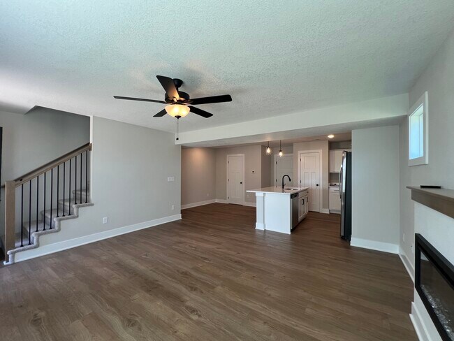 Building Photo - 601 Hart Ln