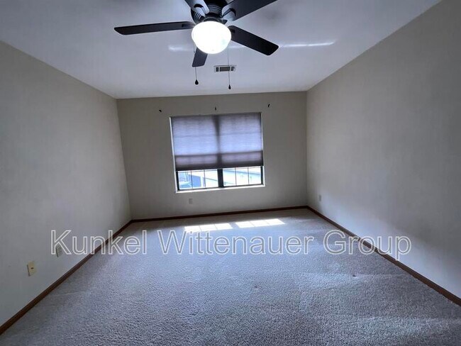 Building Photo - 222 Shoreline Dr