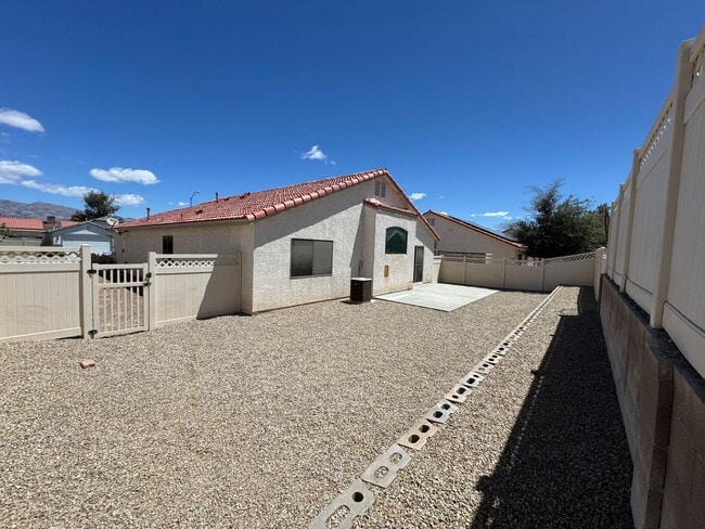 Building Photo - 1 story home, 3 bedrooms, 2 bathrooms, 2 c...
