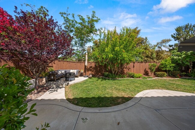 Building Photo - Gorgeous Eastlake Townhome!
