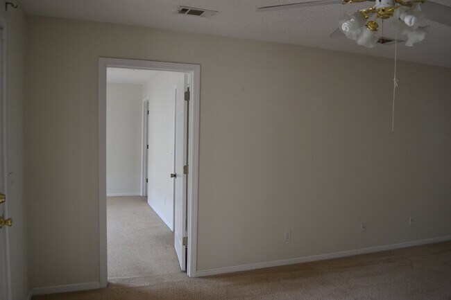 Building Photo - Apartment for Rent