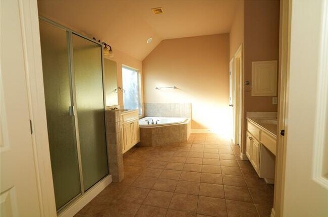 Building Photo - 11608 Spicewood Pkwy