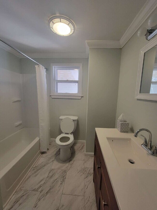 Building Photo - Beautifully Updated 2-Bedroom Unit – Prime...