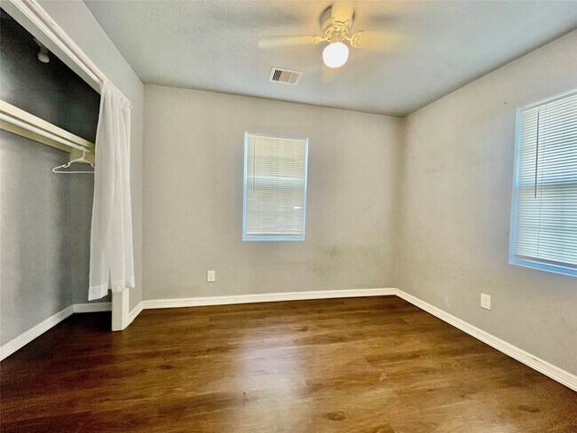 Building Photo - 6803 Bloom Dr