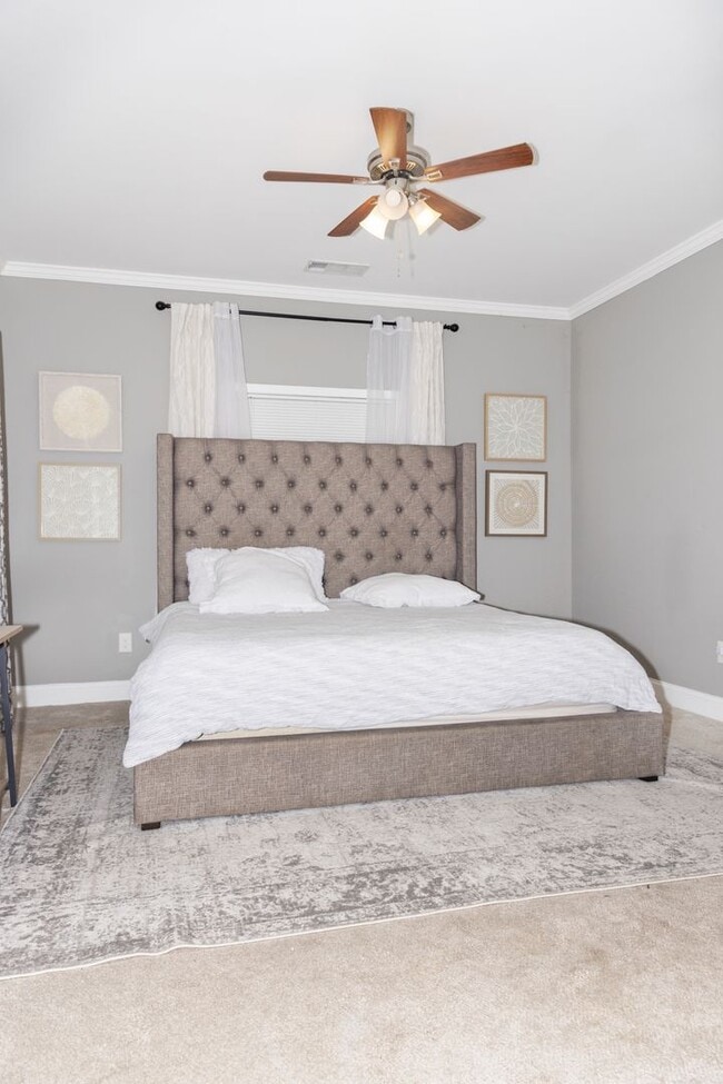 Building Photo - Spacious 4/3.5 w/ Master on Main and Fully...