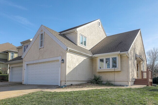 Building Photo - {11409} Updated Duplex in Fantastic Location + Two Car Garage + Main Level Master + Covered Deck