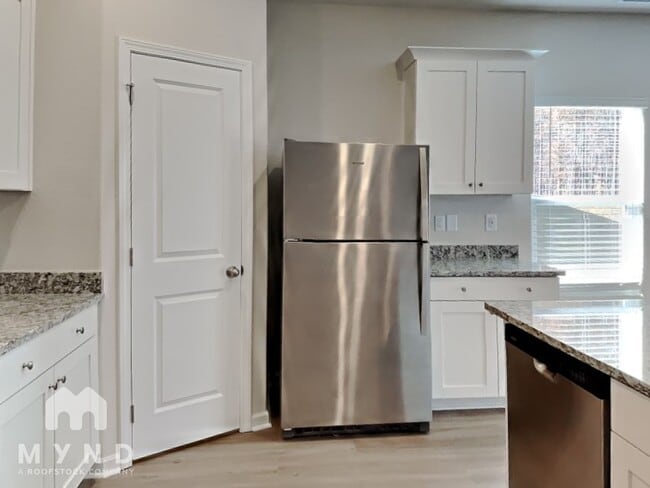 Building Photo - 329 New Villas St