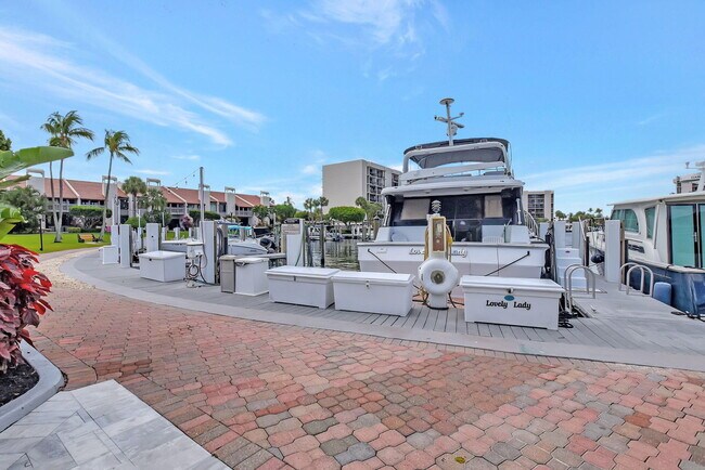 Building Photo - 2707 N Ocean Blvd