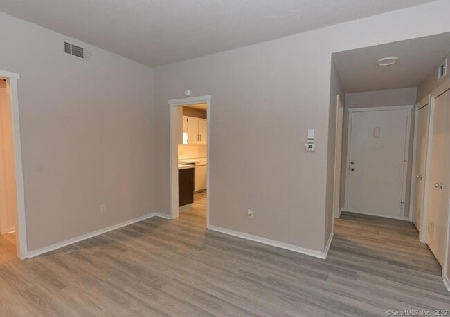 Building Photo - 994 Heritage Vlg