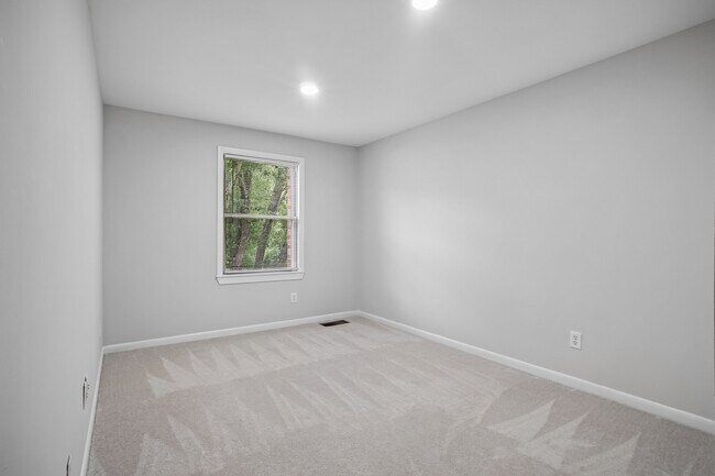 Building Photo - 5128 Cliffhaven Dr
