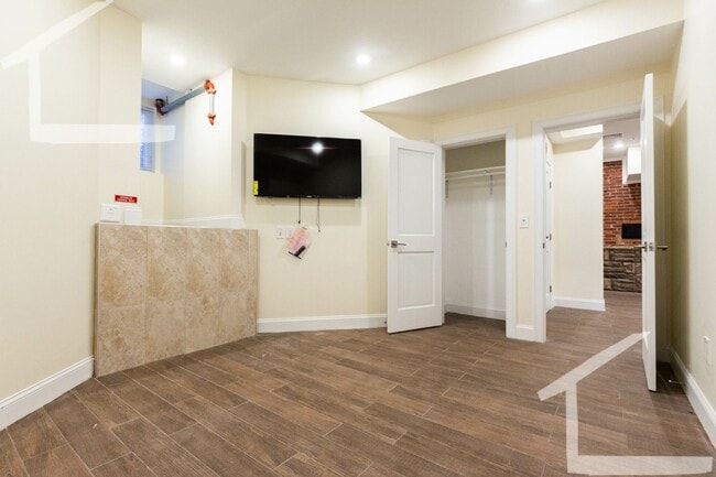 Building Photo - Charming, Renovated Apt near C-Line with 2...