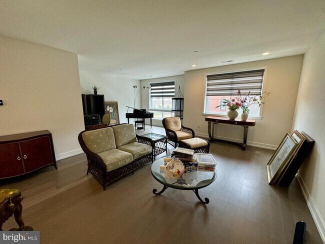 Building Photo - 906 Lakeview Ct