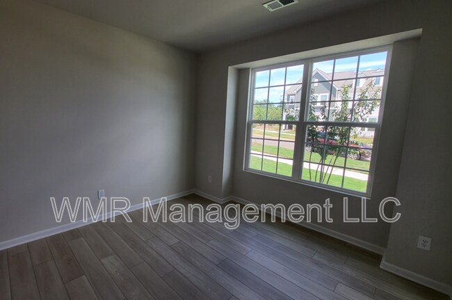 Building Photo - 15612 Country House St