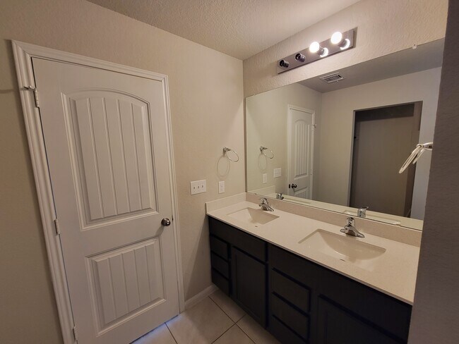 Building Photo - 3200 Crystal Bend Dr