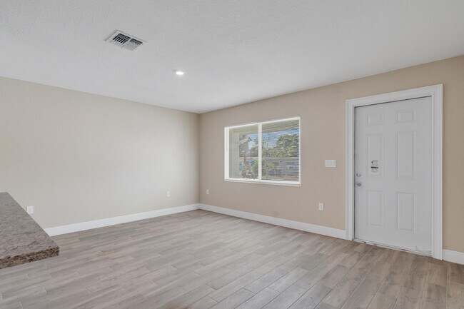 Building Photo - 1106 Avenue E