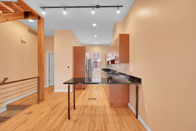 Building Photo - $3,225.00 - 2 Beds, 1.5 Bath, Townhouse in...