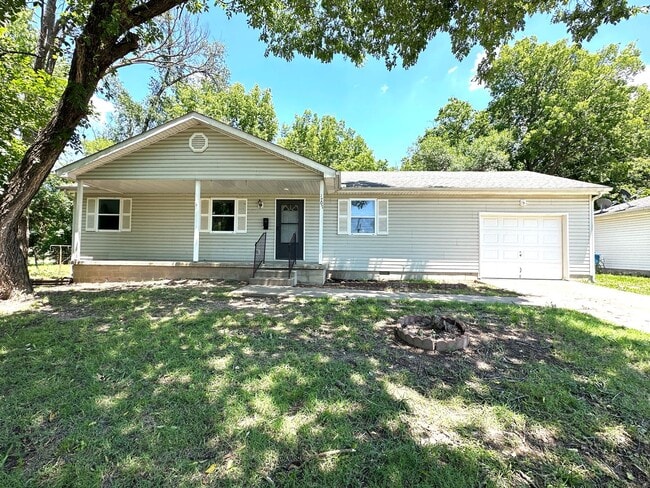 Primary Photo - For Lease: 3 Bed, 2 Bath Central Joplin-$1200
