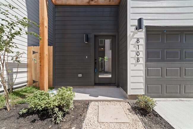 Building Photo - 810 Elkhart St