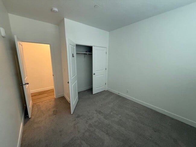 Building Photo - Modern 3 Bedroom Condo in Desert Color