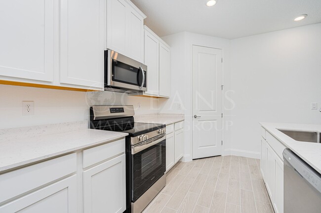 Building Photo - NEWER 4 Bedroom 3 Bath Home in Halifax Pla...
