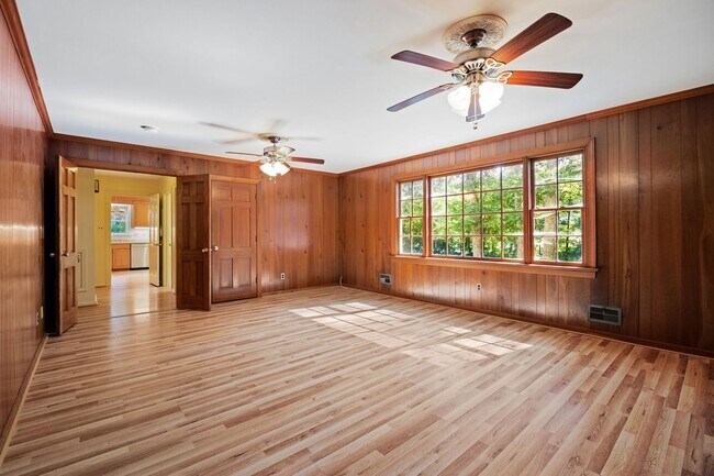 Building Photo - 2401 Scarsborough Dr