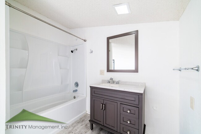 Building Photo - 2564 Navarra Dr