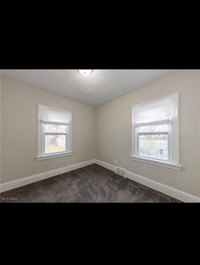 Building Photo - Charming 4-Bedroom Property in Prime Location