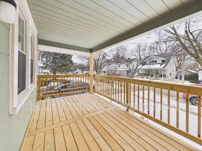 Building Photo - 1238 Sawyer Ave