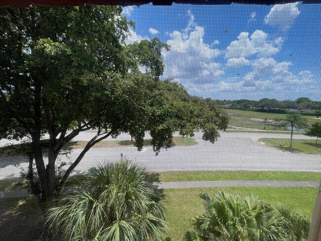 Building Photo - 1005 Country Club Dr