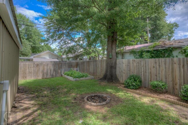 Building Photo - 818 Elmwood St