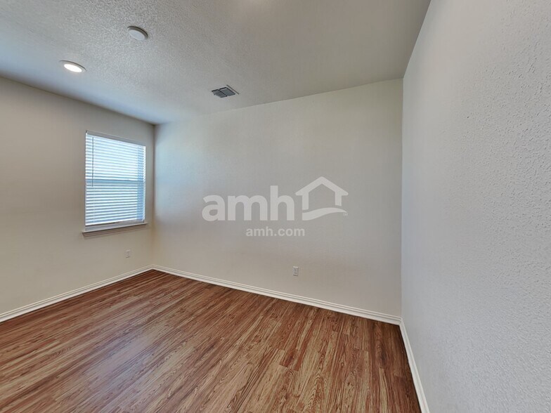 Building Photo - 2726 Wolfcreek