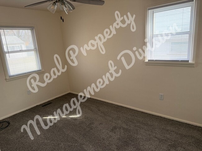 Building Photo - 2 Bed / 1 Bath + Office | Fenced Yard | 2-Car Garage | Quiet Street