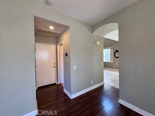 Building Photo - 30997 Oakhill Dr