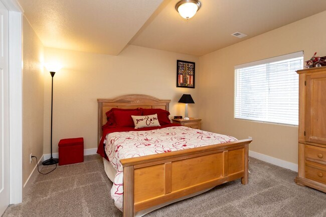 Building Photo - Immaculate 3-Story Home | Comfort, Space &...