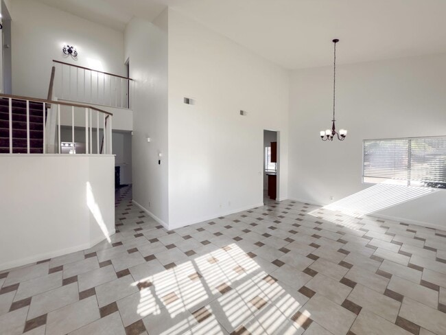 Building Photo - 2 Story, 3-Bedroom POOL + SOLAR Home in Wi...