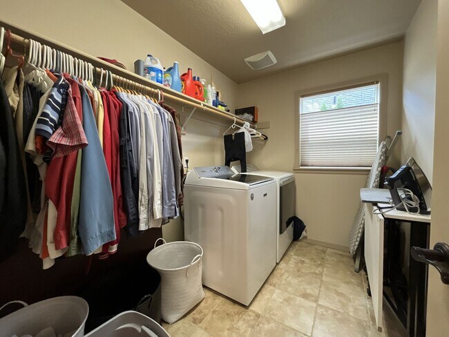 Building Photo - Charming 3 Bedroom Villebois Home with Loft, A/C, Designer Finishes and Community Pool!