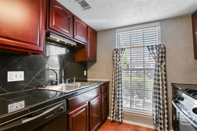 Building Photo - 18 Knollwood Cir