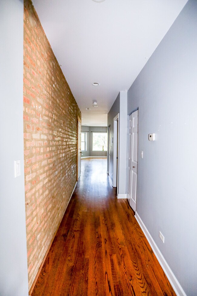 Building Photo - 2043 W Arthur Ave
