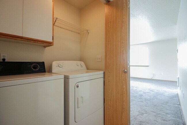 Building Photo - 2743 SW Jasmine Pl
