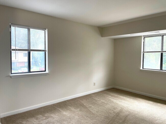 Building Photo - 3001 Fernwood Ave
