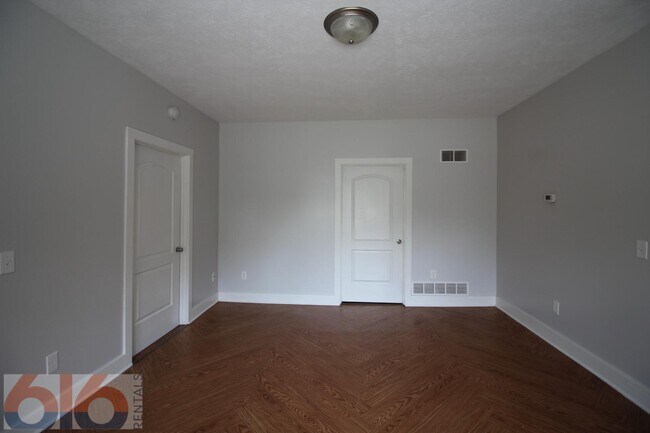 Building Photo - 858 Dayton St SW