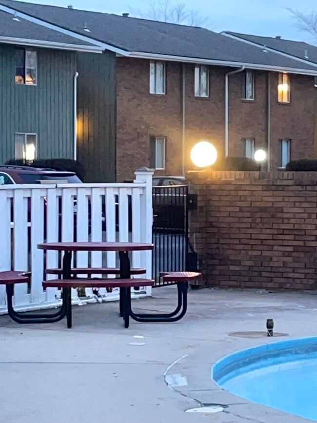 Building Photo - 2275 N Cable Rd