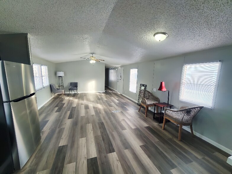 Building Photo - 72 Deerwood Park