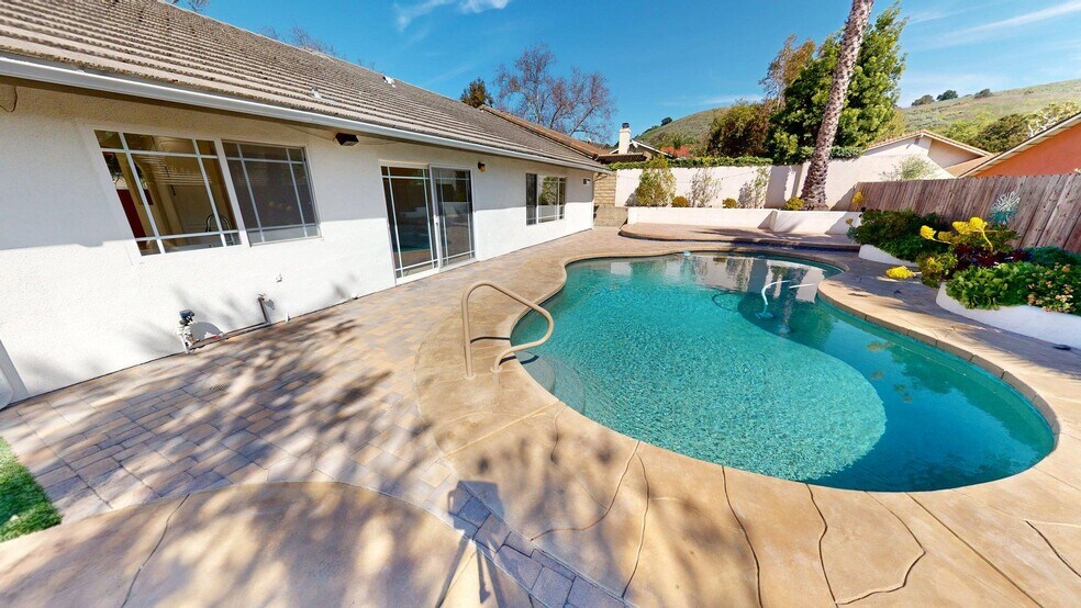 Building Photo - 2802 Sierra Dr