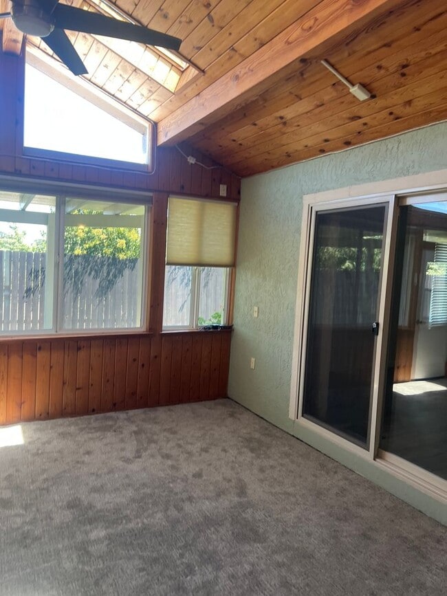 Building Photo - 142 Hillview Dr