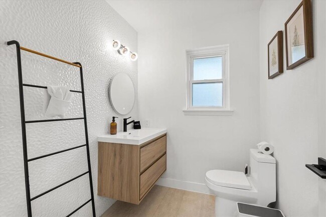 Building Photo - 9005 Balcones Club Dr